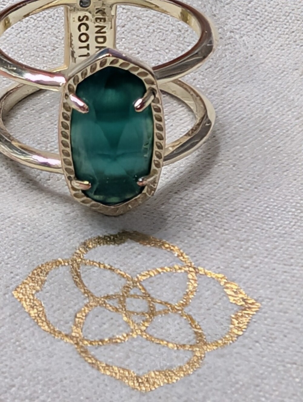 Kendra Scott Green Glass Stone Ring in Gold Tone Size 9